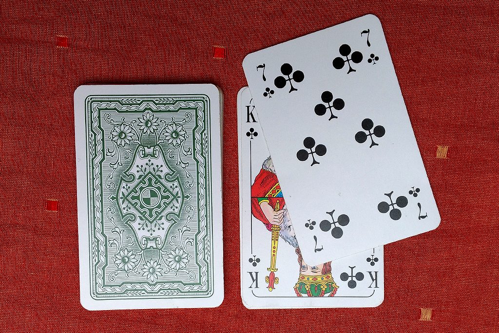 Bild 4: bei einer 7 muss der Nachfolger 2 Karten vom verdeckten Stapel aufnehmen