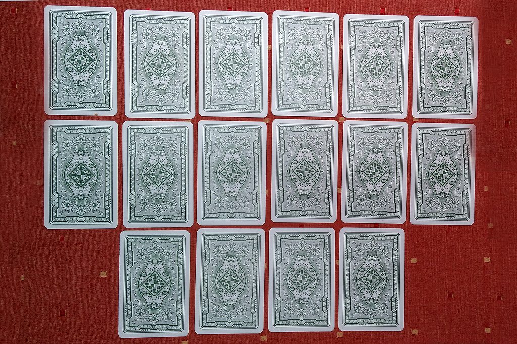 Bild 1: Die Anordnung der 16 Karten zum Spielbeginn